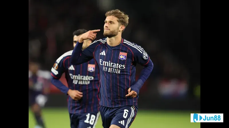 Cầu thủ Lyon với sự quyết tâm vượt qua phòng ngự đội Salzburg trong trận đấu