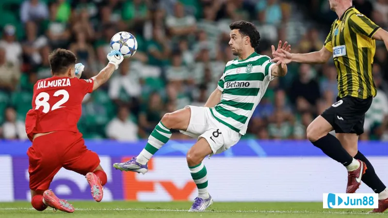 Cầu thủ Napoli vượt qua quả phạt đền từ Sporting CP trong trận đấu