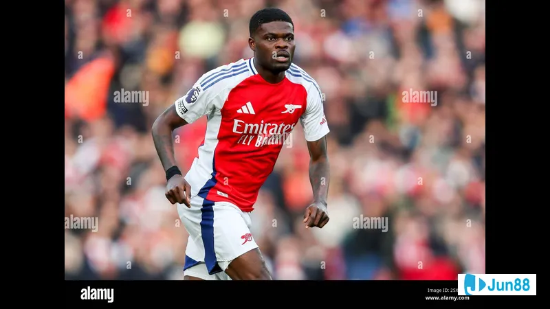 Cầu thủ Arsenal với một pha dứt điểm đầy uy lực vào khung thành của West Ham