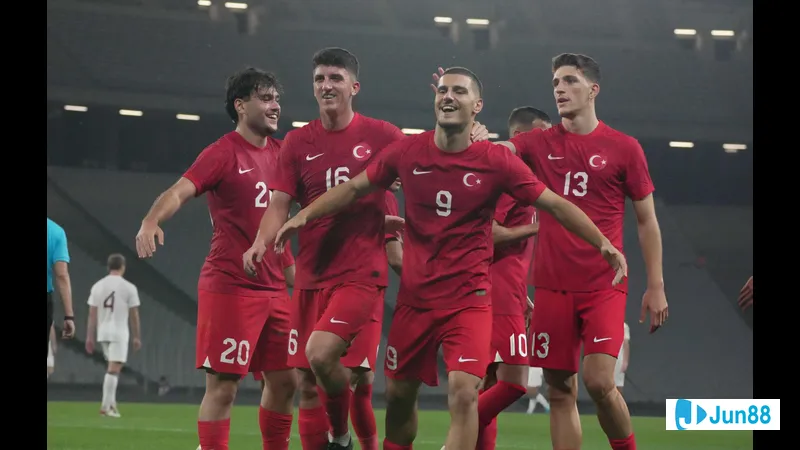 Cầu thủ Bulgaria với mặt hồn nhiên đối mặt với cầu thủ Thổ Nhĩ Kỳ đầy quyết tâm