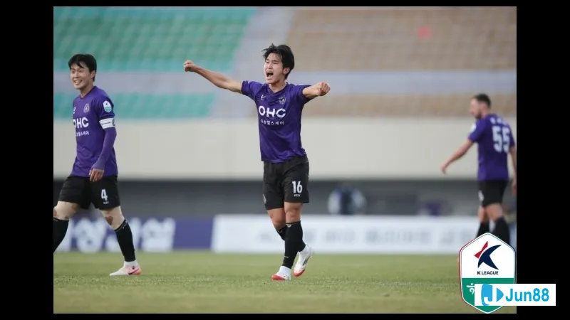 Cầu thủ của Gangwon tấn công mạnh mẽ trước hàng phòng ngự của Anyang