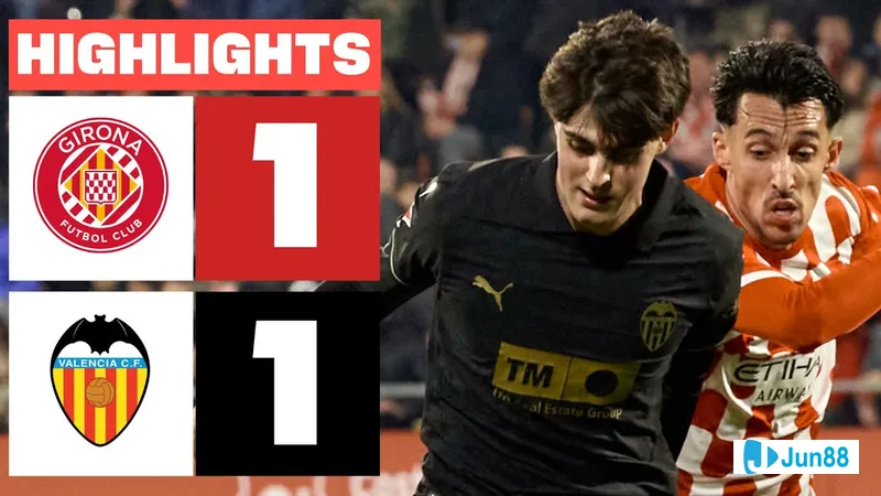 Cầu thủ của Girona và Valencia đang tranh chấp quả bóng trên sân cỏ - "Girona" vs…