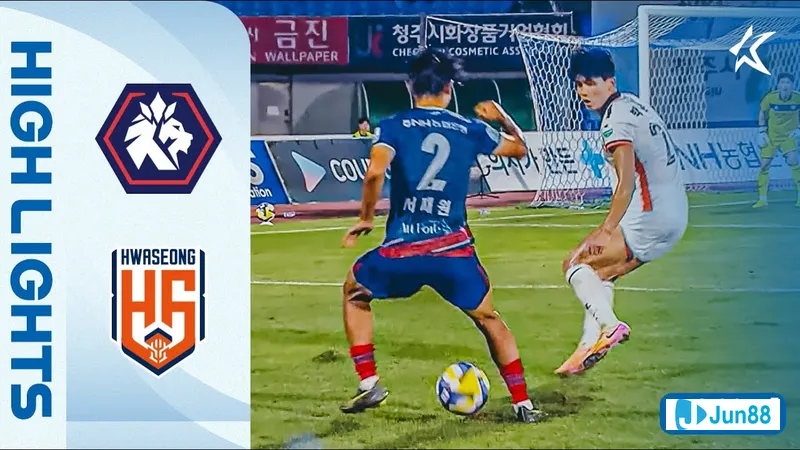 Cầu thủ của Hwaseong đang nỗ lực vượt qua sự phòng ngự của đội Cheongju trong trận đấu…