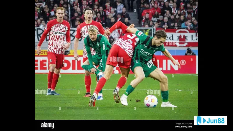Cầu thủ Monchengladbach vượt qua đối thủ của Freiburg trong trận đấu