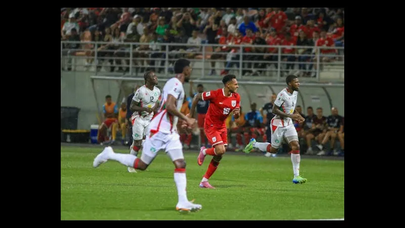 Cầu thủ Panama dùng kỹ thuật chuyền bóng qua hàng phòng ngự Suriname