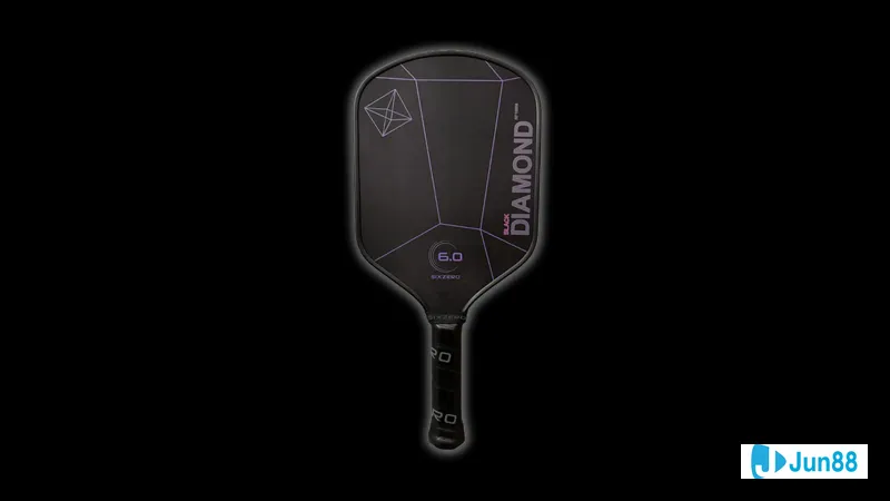 Cầu thủ Quần đảo Faroe chạy nhanh qua hậu vệ Montenegro để tạo ra cơ hội ghi bàn