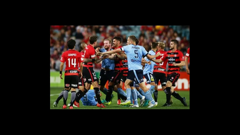 Cầu thủ của WS Wanderers đang chạy tới để ghi bàn trong trận đấu với Sydney FC