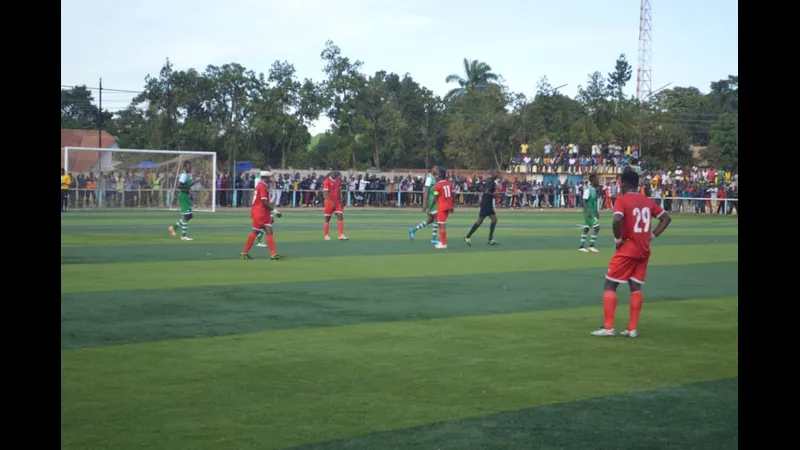 Cầu thủ của Lubumbashi Sport vượt qua cầu thủ Manika bằng kỹ thuật đi bóng tinh tế