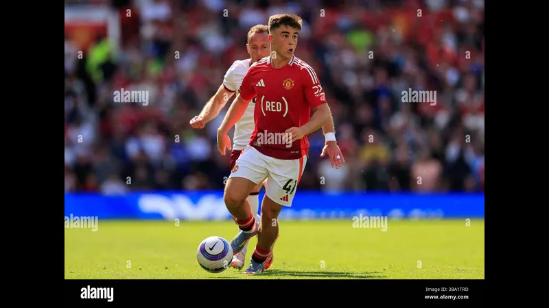 Cầu thủ MU với quyết tâm đánh đầu trong trận đấu với West Ham