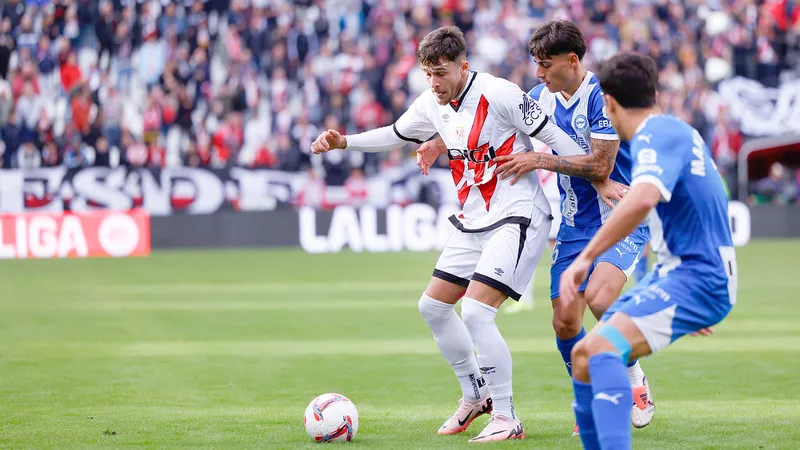 Cầu thủ Real Avila dùng kỹ thuật chuyền bóng chính xác trước áp lực của cầu thủ Rayo…