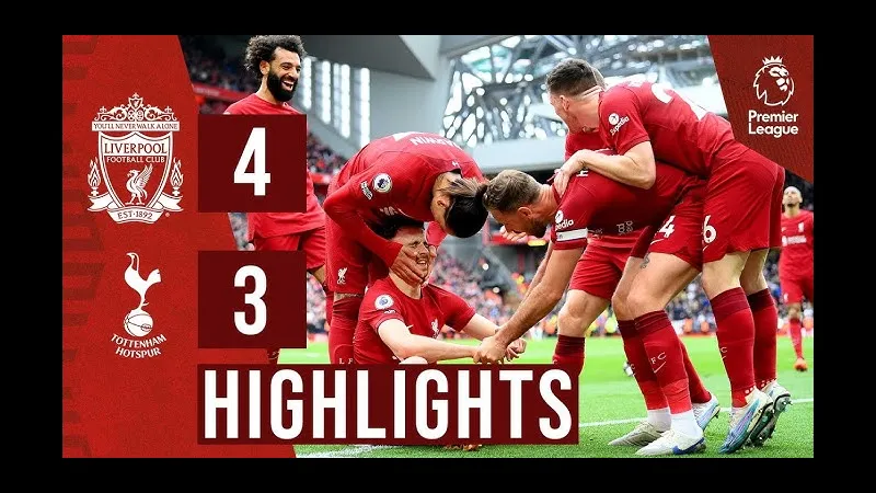 Cầu thủ Tottenham giữ bóng trước sự áp sát của cầu thủ Liverpool