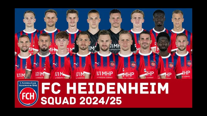 Cầu thủ Heidenheim nỗ lực giữ bóng trước áp lực từ RB Leipzig
