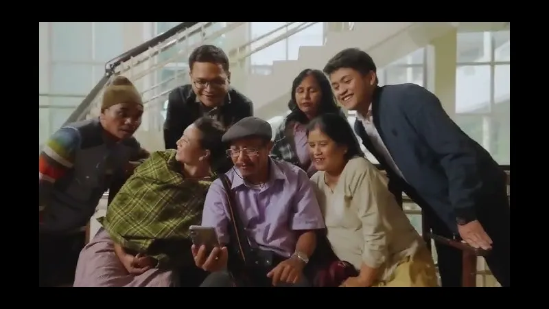 Cầu thủ Meghalaya và Services tranh chấp bóng trên sân