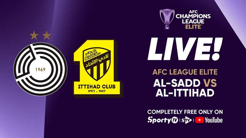 Cầu thủ Al Sadd và Al Ittihad tranh chấp bóng trên sân cỏ