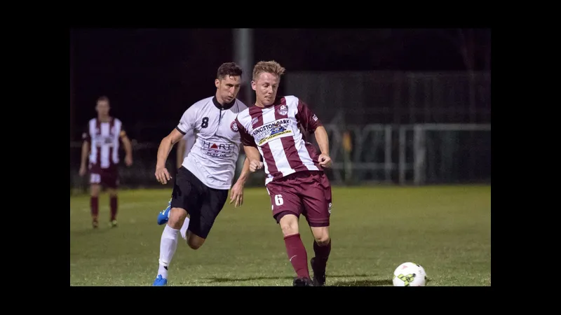 Cầu thủ của Holland Park Hawks và Logan Lightning tranh chấp quả bóng