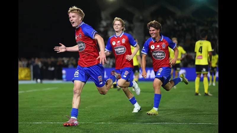 Cầu thủ Blue Eagles và Modbury Jets tranh chấp bóng trên sân cỏ