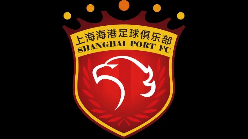 Cầu thủ Dalian Yingbo và Shanghai Port tranh chấp bóng trên sân