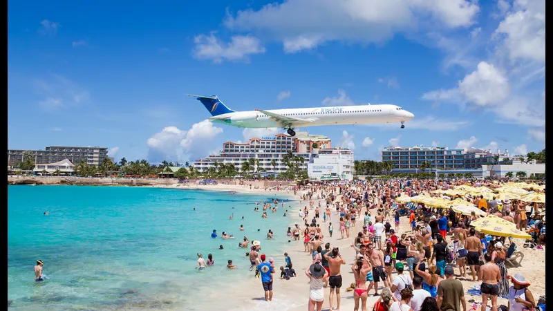 Cầu thủ Dominica và Sint Maarten đấu tranh gay gắt trên sân cỏ