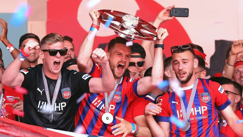 Cầu thủ Heidenheim và Bayer Leverkusen tranh chấp trên sân cỏ