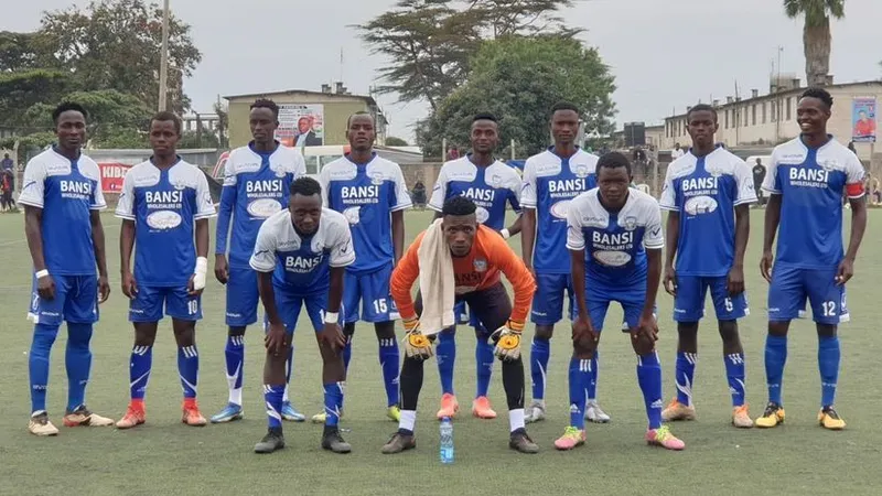 Hậu vệ Talanta chặn đường bóng của Migori trong trận đấu gay cấn