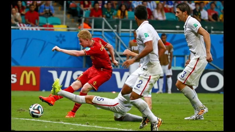 Cầu thủ đội Mỹ thực hiện cú đá phạt trực tiếp vào khung thành đội Bỉ