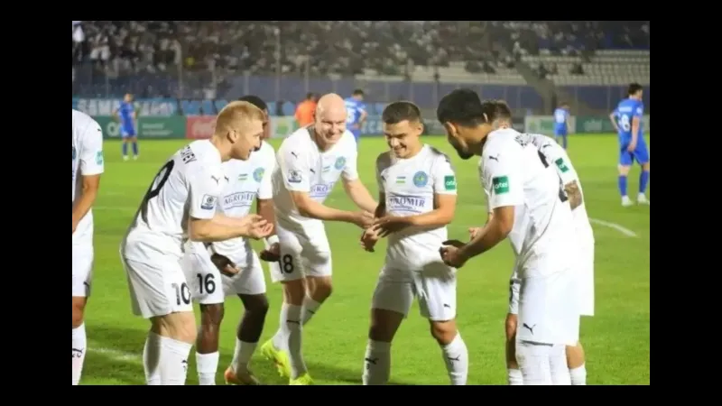 Cầu thủ Sogdiana nỗ lực chặn đối phương của Pakhtakor